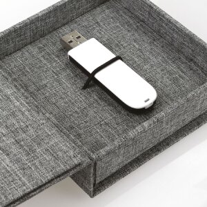 ZEP USB Box Modena šedý plátěný box na fotografie 11x11x3 cm s výřezem na fotografii