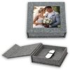 ZEP USB Box Modena šedý plátěný box na fotografie 11x11x3 cm s výřezem na fotografii