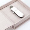 ZEP USB Box Modena Linen béžový 11x11x3 cm s výřezem na fotografii bez USB flash disku